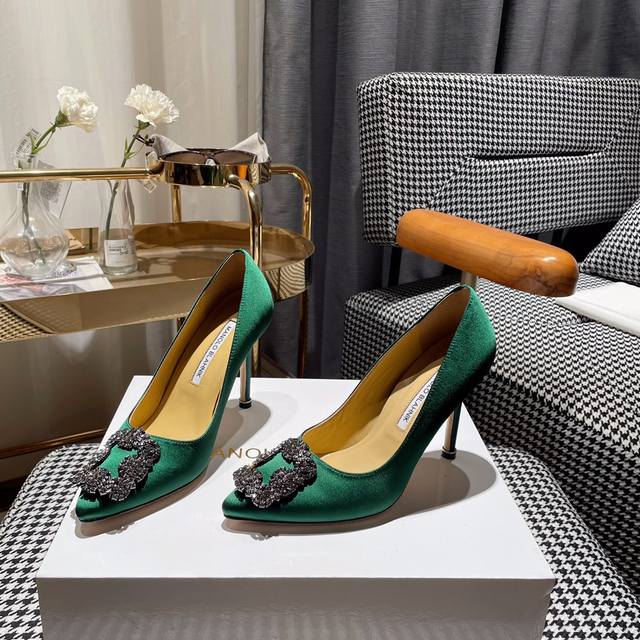 manolo Blahnik 经典升级版本！所有材质对版复制，工艺完美结合！！ Mb的颜色与材质众多，陆续跟上开发节奏 奢侈婚鞋，Mb一直是每个女生梦寐以求的美