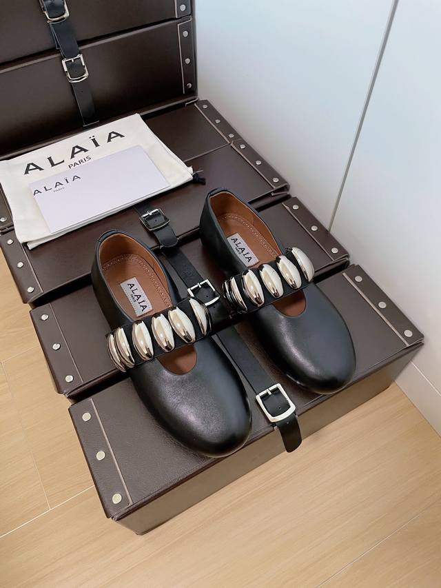 厂价全钻款 ，大眼扣款 ，镂空皮款 ，网面款 Alaia｜阿莱亚24S新品复古 玛丽珍鞋芭蕾舞鞋 满满的少女风 既摩登又复古的味道 非常的简约大气 不管是半身裙