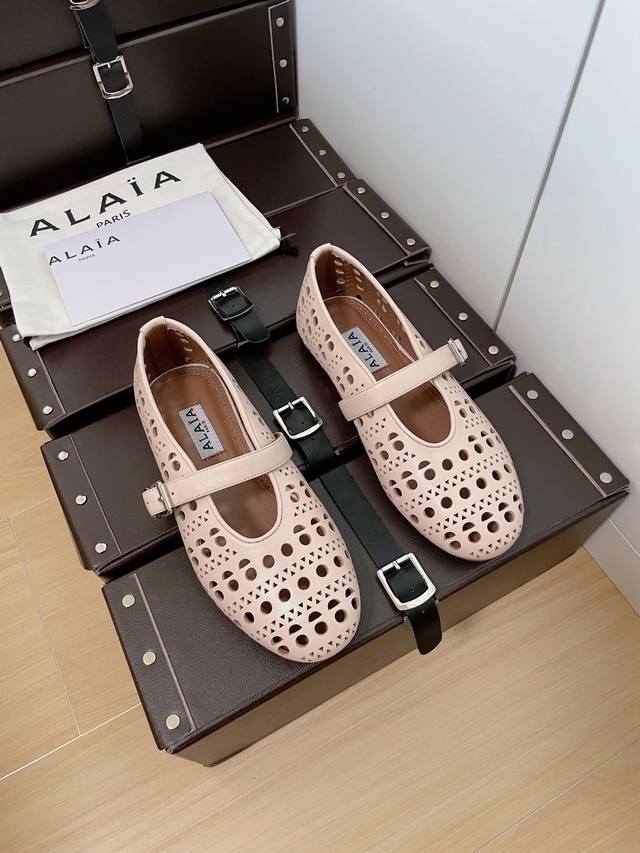 厂价全钻款 ，大眼扣款 ，镂空皮款 ，网面款 Alaia｜阿莱亚24S新品复古 玛丽珍鞋芭蕾舞鞋 满满的少女风 既摩登又复古的味道 非常的简约大气 不管是半身裙