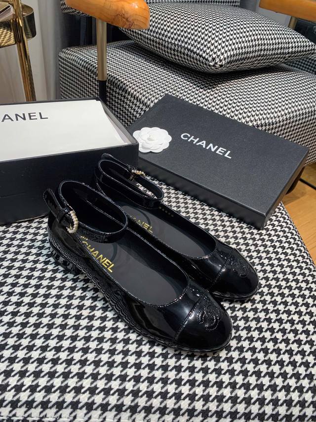 出厂价 Chanel 香奈儿 23Ss新品#玛丽珍系列 可文艺可时髦 穿搭率实在太高了 百搭舒适 上脚秒变大长腿！ 鞋面采用进口牛皮 漆皮 内里垫脚是羊皮 真皮