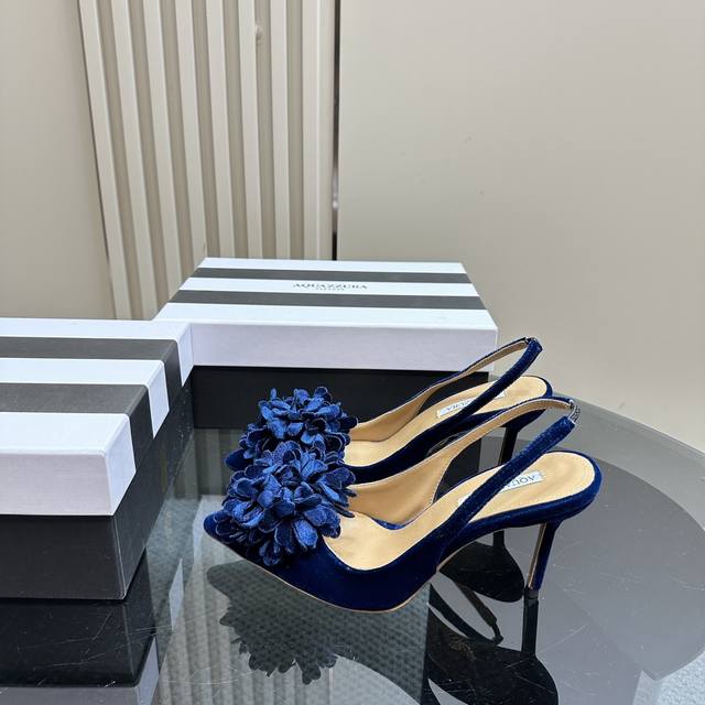 厂价 Aquazzura ｜金菠萝新品凉鞋 _______________________________ 这种blingbling的鞋子真的绝美女孩子真的无法