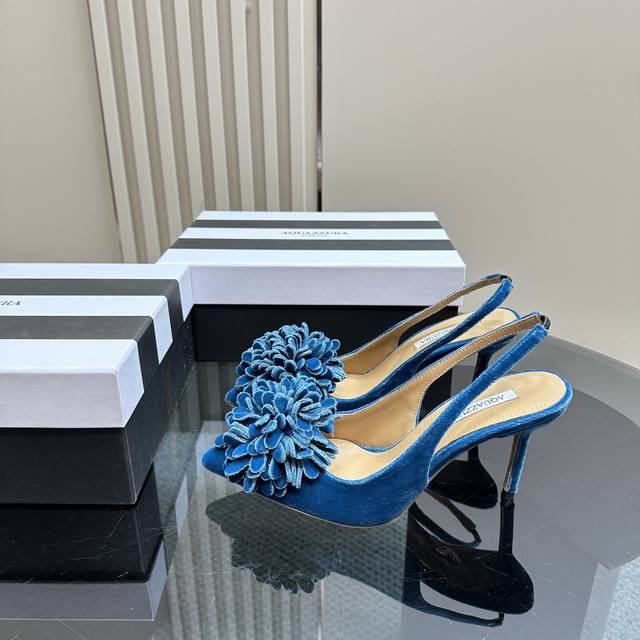 厂价 Aquazzura ｜金菠萝新品凉鞋 _______________________________ 这种blingbling的鞋子真的绝美女孩子真的无法