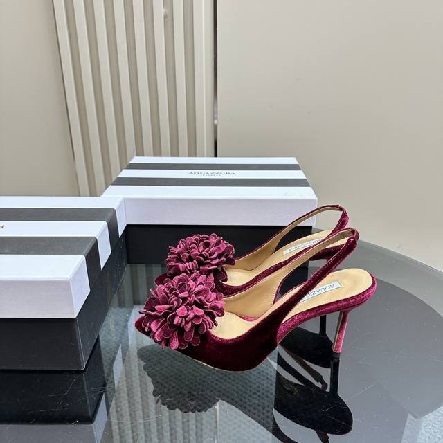 厂价 Aquazzura ｜金菠萝新品凉鞋 _______________________________ 这种blingbling的鞋子真的绝美女孩子真的无法