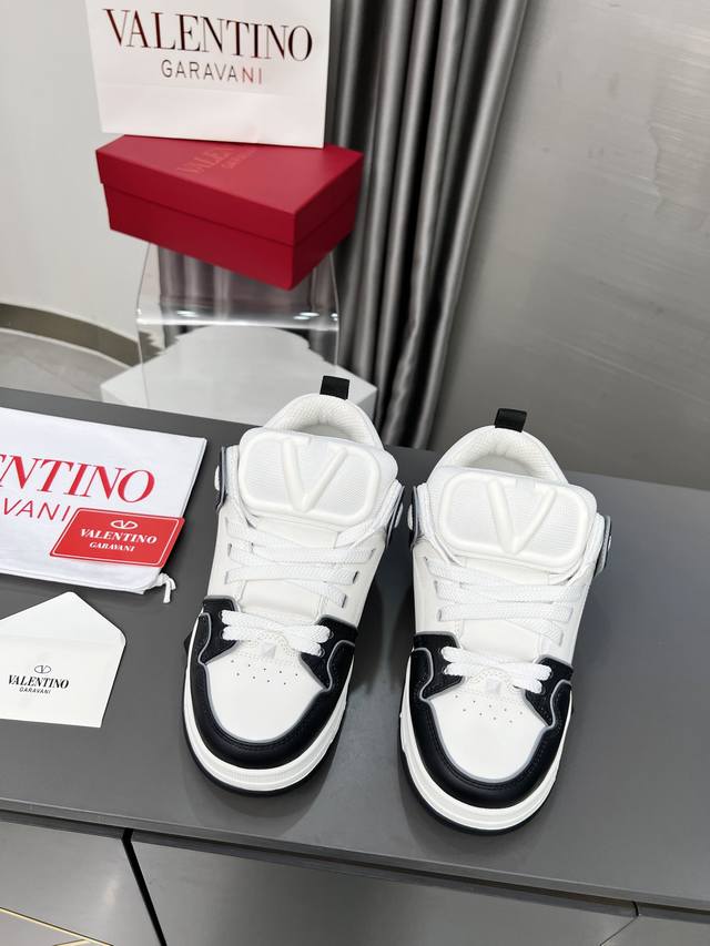 valentino 专柜同步新增色 专柜同步、霸气侧漏，新款来袭出厂价 最高端 情侣款.女:35-41.男: 38-46 购买原版 1:1复刻. 面料:小牛皮+