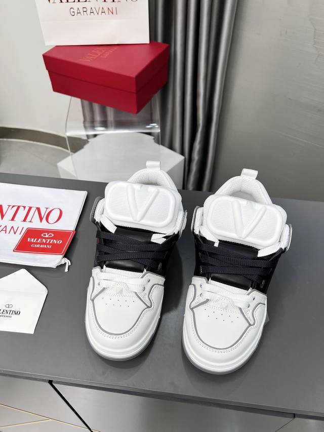 valentino 专柜同步新增色 专柜同步、霸气侧漏，新款来袭出厂价 最高端 情侣款.女:35-41.男: 38-46 购买原版 1:1复刻. 面料:小牛皮+