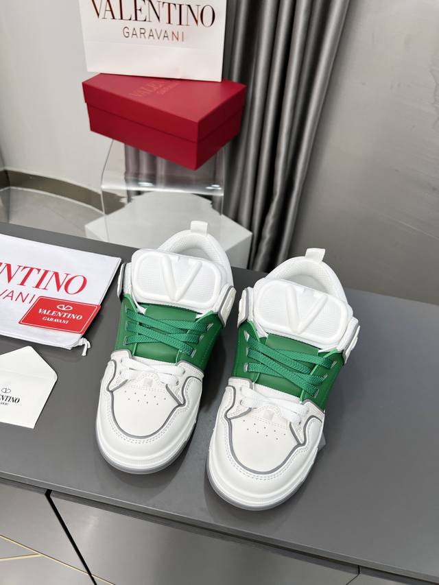 valentino 专柜同步新增色 专柜同步、霸气侧漏，新款来袭出厂价 最高端 情侣款.女:35-41.男: 38-46 购买原版 1:1复刻. 面料:小牛皮+