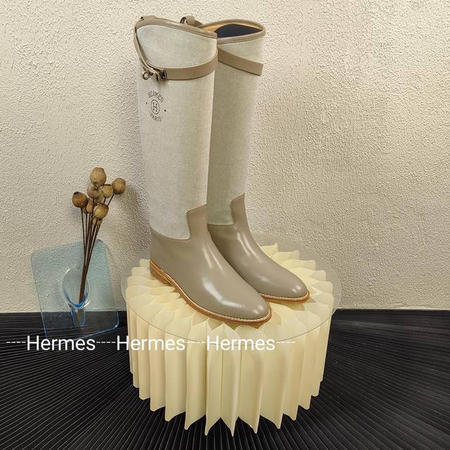 代购版本 2024Ss Herme* 爱马仕 H家经典kelly扣新款布面机车长靴骑士靴军靴！ 原版1:1顶级复刻！炒鸡好看 帅气的一款靴子！各路网红、博主都在