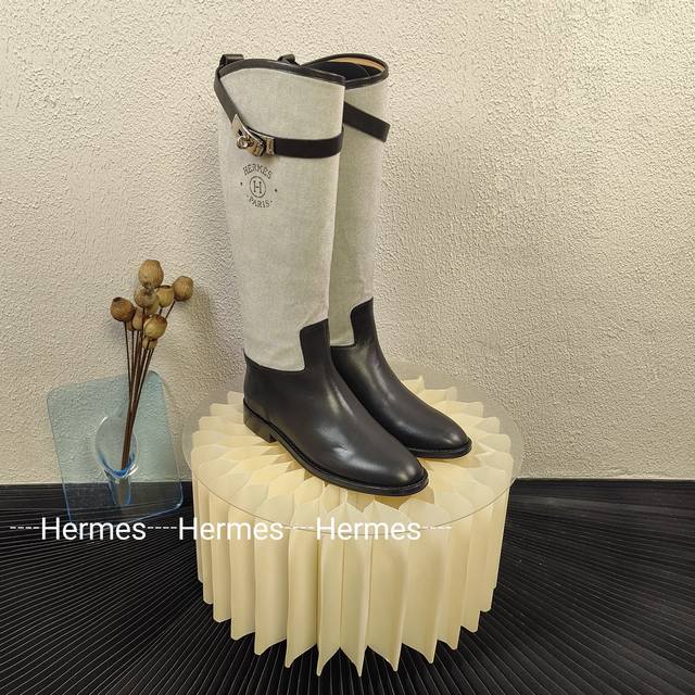 代购版本 2024Ss Herme* 爱马仕 H家经典kelly扣新款布面机车长靴骑士靴军靴！ 原版1:1顶级复刻！炒鸡好看 帅气的一款靴子！各路网红、博主都在