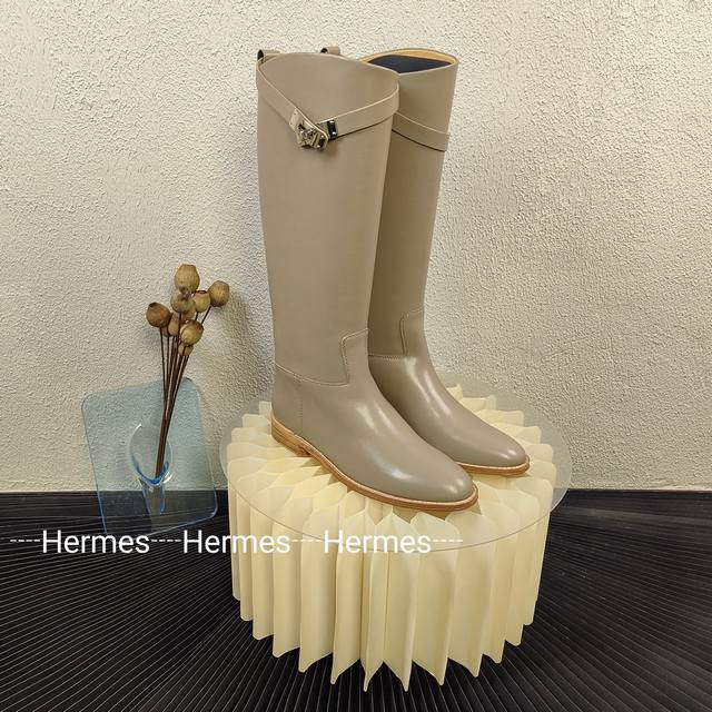 代购版本 2024Ss Herme* 爱马仕 H家经典kelly扣新款皮面机车长靴骑士靴军靴！ 原版1:1顶级复刻！炒鸡好看 帅气的一款靴子！各路网红、博主都在