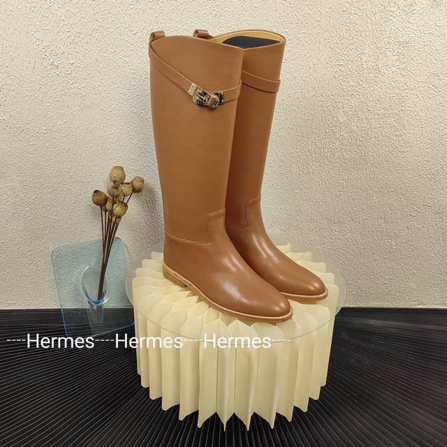 代购版本 2024Ss Herme* 爱马仕 H家经典kelly扣新款皮面机车长靴骑士靴军靴！ 原版1:1顶级复刻！炒鸡好看 帅气的一款靴子！各路网红、博主都在