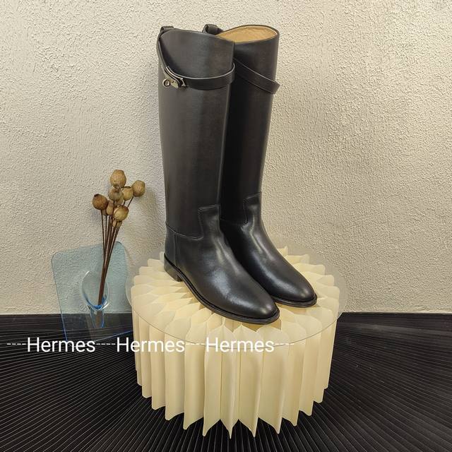 代购版本 2024Ss Herme* 爱马仕 H家经典kelly扣新款皮面机车长靴骑士靴军靴！ 原版1:1顶级复刻！炒鸡好看 帅气的一款靴子！各路网红、博主都在