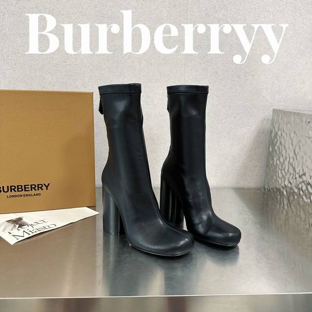 高端版本出厂价： Burberryy 博柏利 博柏利最新独家推出圆头徽标粗跟弹力长靴 Burberry博柏利英国奢侈品牌，原版1:1复制，贴身弹力及膝靴，设计圆