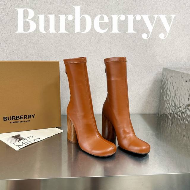 高端版本出厂价： Burberryy 博柏利 博柏利最新独家推出圆头徽标粗跟弹力长靴 Burberry博柏利英国奢侈品牌，原版1:1复制，贴身弹力及膝靴，设计圆