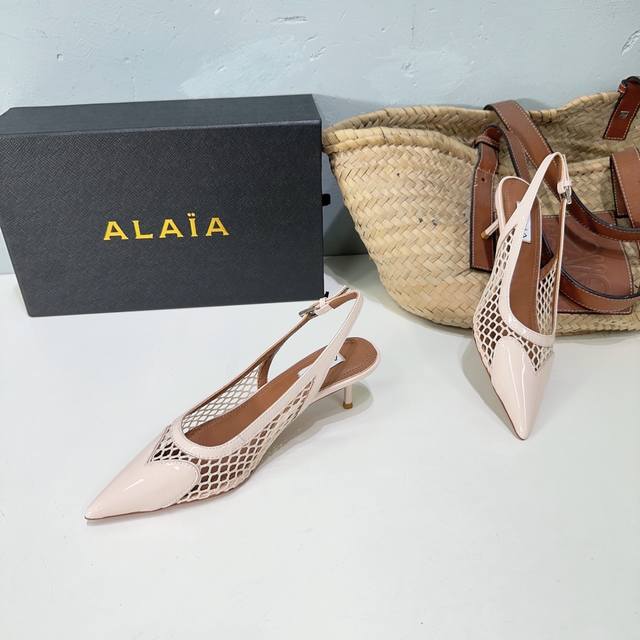 高品质出厂 ！小众潮牌独最新爆品小红书火推 Alaia24春夏新款爱心网面尖头细跟后空凉拖系列推出 无数的名设计师都把他看作“Designerofdesigne