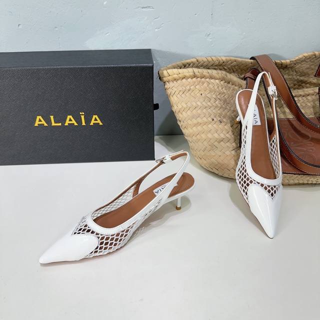 高品质出厂 ！小众潮牌独最新爆品小红书火推 Alaia24春夏新款爱心网面尖头细跟后空凉拖系列推出 无数的名设计师都把他看作“Designerofdesigne