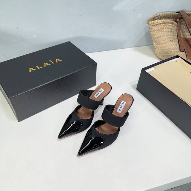 高品质出厂 ！小众潮牌独最新爆品小红书火推 Alaia24春夏新款爱心网面尖头细跟后空凉拖系列推出 无数的名设计师都把他看作“Designerofdesigne