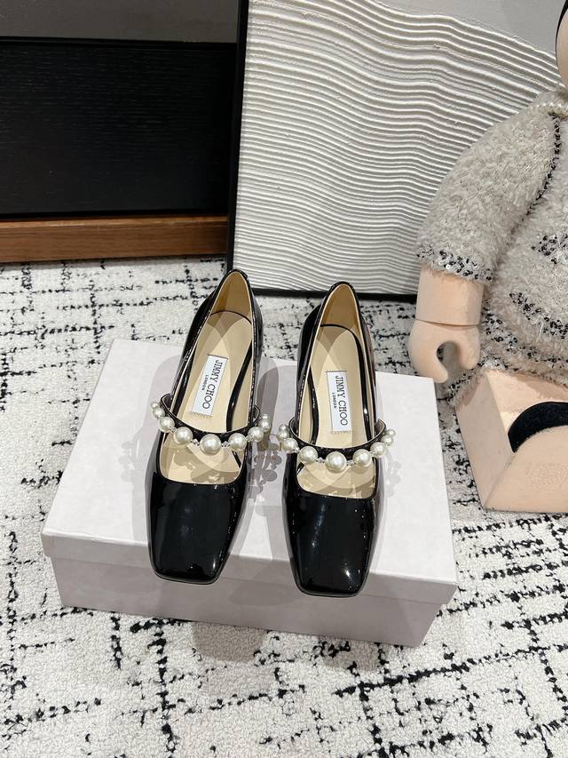 顶级品质 Jimmychoo Ss24 New Arrival～ 吉米周jc经典珍珠粗跟玛丽珍鞋 简约大气～高级优雅气质～女人味十足～ －年四季都可穿搭的款式，