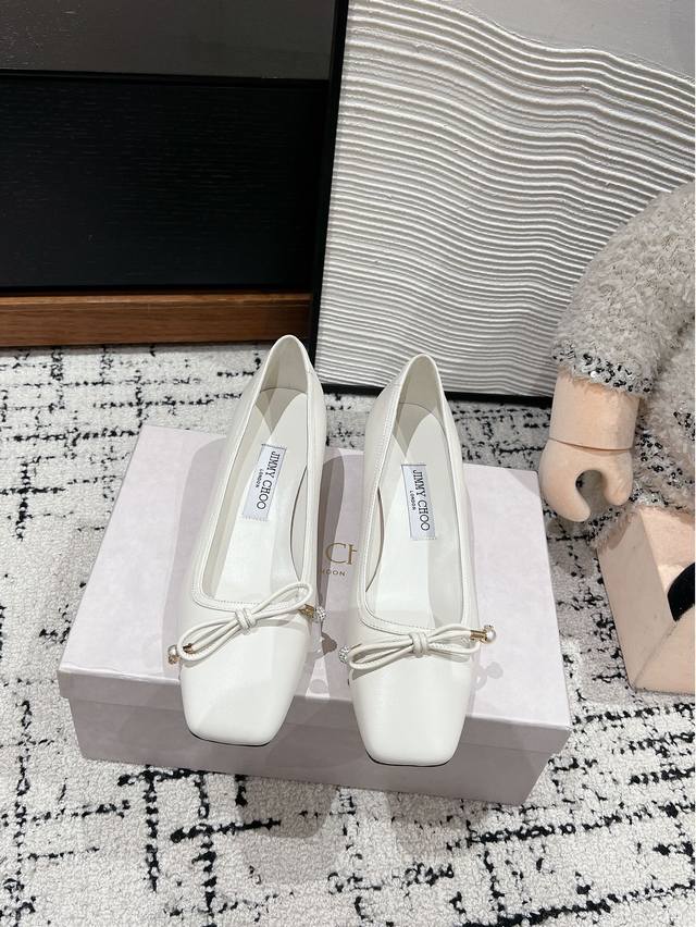 顶级品质 Jimmychoo Ss24 New Arrival～ 吉米周jc经典珍珠粗跟玛丽珍鞋 简约大气～高级优雅气质～女人味十足～ －年四季都可穿搭的款式，