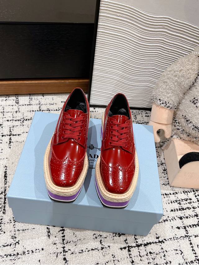 顶级品质 Prada Fw25 New Arrival～ 普拉达2025春夏秀款｜松糕厚底鞋新品 时尚就是一种轮回p家松糕鞋时隔多年翻红啦！ 经典万年款#系带.