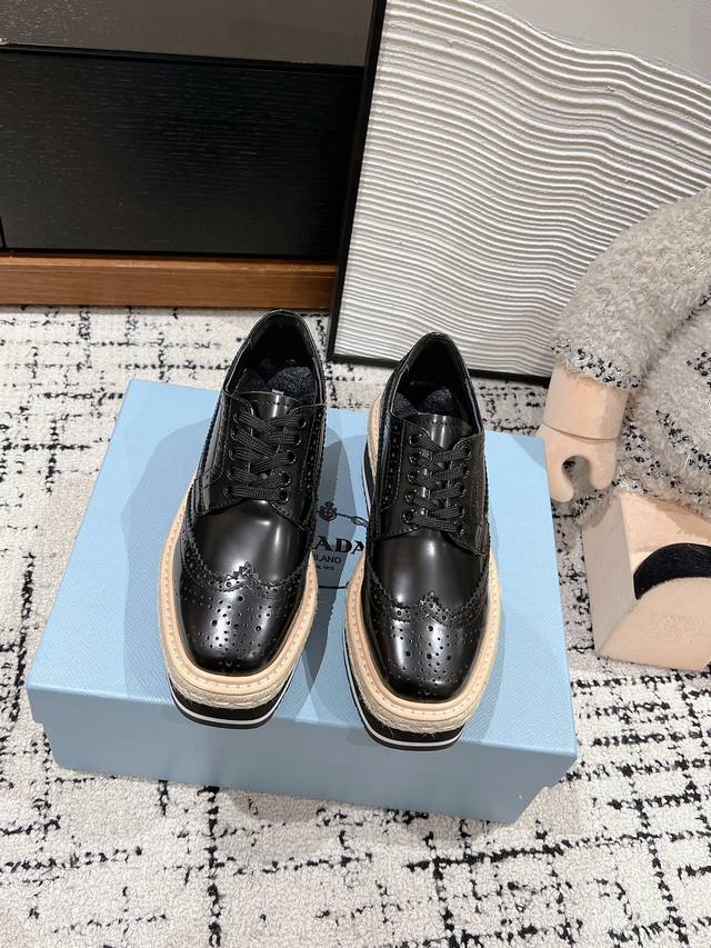 顶级品质 Prada Fw25 New Arrival～ 普拉达2025春夏秀款｜松糕厚底鞋新品 时尚就是一种轮回p家松糕鞋时隔多年翻红啦！ 经典万年款#系带.