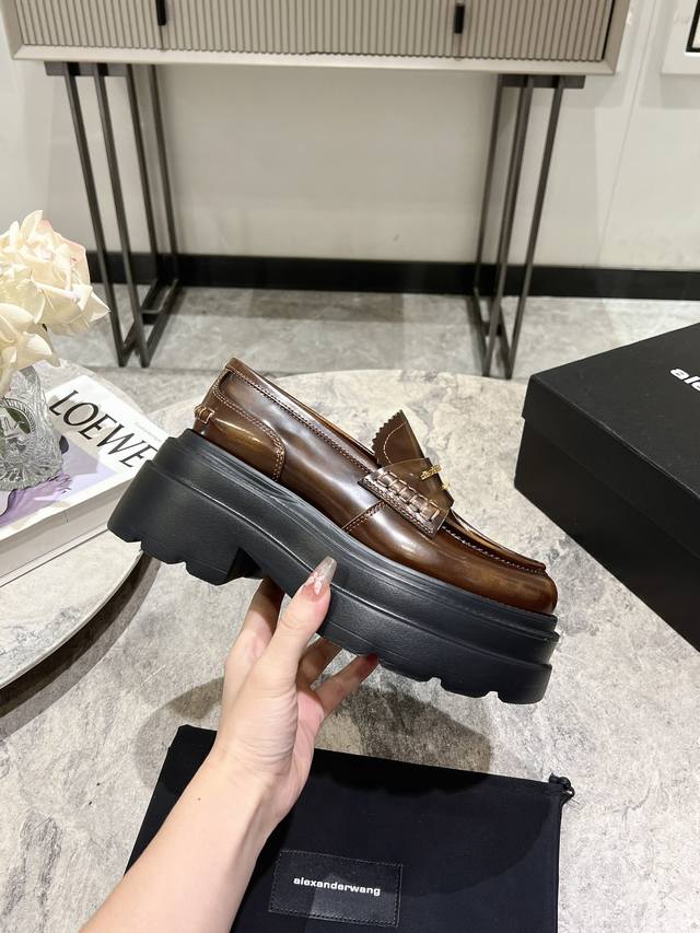 Alexander Wang 乐福鞋~~ 大王最新款这双松糕厚底乐福鞋绝对是腿精必备神器 显高显瘦，黑色经典百搭王~~ 高光面皮搭配标志性的品牌金属徽标，加上5