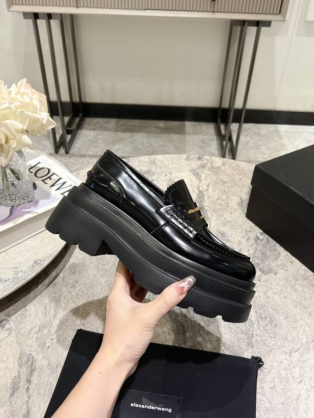 Alexander Wang 乐福鞋~~ 大王最新款这双松糕厚底乐福鞋绝对是腿精必备神器 显高显瘦，黑色经典百搭王~~ 高光面皮搭配标志性的品牌金属徽标，加上5