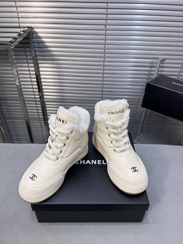 Chanel 24K 秋冬专柜新款马丁靴 天花板顶级品质 这款靴子真的是小个子福星，厚底5Cma 更精致一点 菱格，显腿瘦，关键是上脚很舒服 鞋面：进口牛皮 内