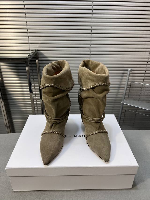 isabel Marant 2024 ｜秋冬秀款褶皱织皮短靴 秋季秀场不断重复出现的流苏、皮革等元素带给人浓浓的都市猎人的感觉 法国时髦品牌 独特设计风格织皮靴