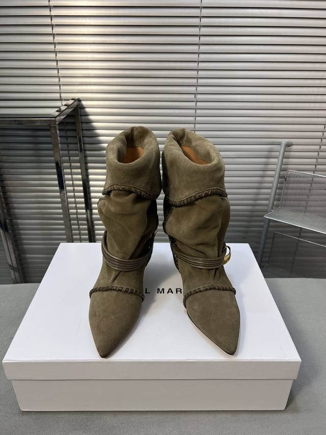 isabel Marant 2024 ｜秋冬秀款褶皱织皮短靴 秋季秀场不断重复出现的流苏、皮革等元素带给人浓浓的都市猎人的感觉 法国时髦品牌 独特设计风格织皮靴