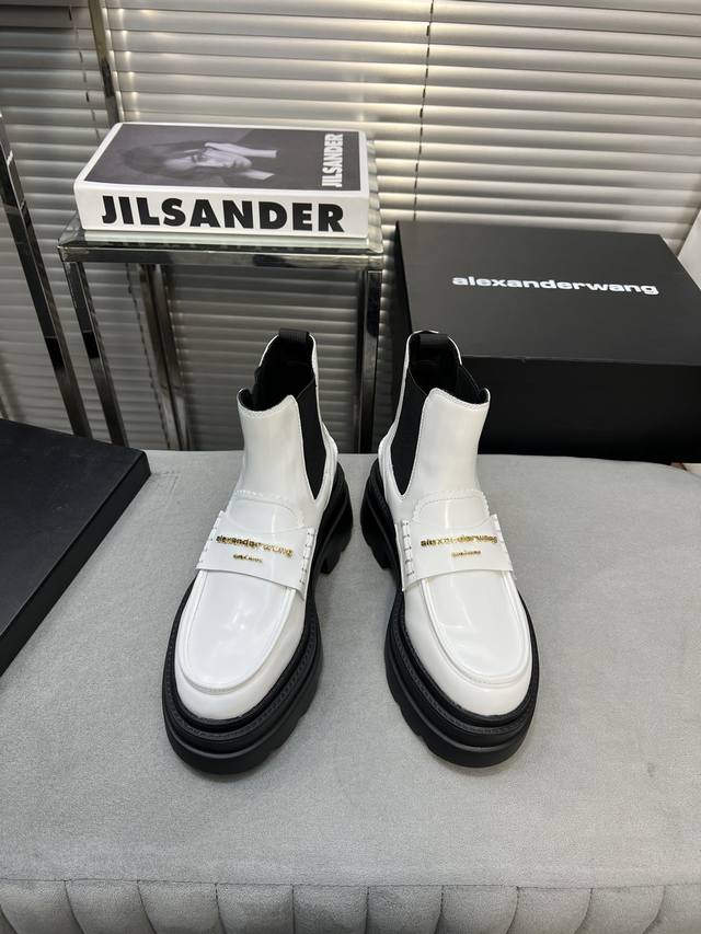 出厂 Alexander Wang Aw Carter亚历山大王防水台松糕厚底短靴 鞋面原版开边珠牛皮，+羊皮拼接， 鞋底开模橡胶一体ip大底、 跟高7.5Cm