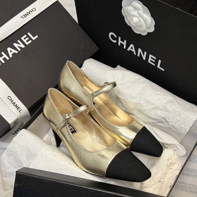 Size: 35-40 41订做不退不换 Chanel 24P 早春新款斜方头高跟鞋 高版本一字带 尖方头 拼色玛丽珍鞋 小香家今年最火的两款鞋 就属此款小银鞋