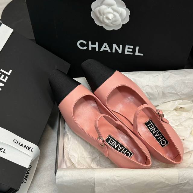 Size: 35-40 41订做不退不换 Chanel 24P 早春新款斜方头高跟鞋 高版本一字带 尖方头 拼色玛丽珍鞋 小香家今年最火的两款鞋 就属此款小银鞋