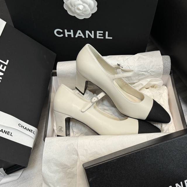 Size: 35-40 41订做不退不换 Chanel 24P 早春新款斜方头高跟鞋 高版本一字带 尖方头 拼色玛丽珍鞋 小香家今年最火的两款鞋 就属此款小银鞋