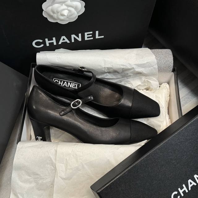 Size: 35-40 41订做不退不换 Chanel 24P 早春新款斜方头高跟鞋 高版本一字带 尖方头 拼色玛丽珍鞋 小香家今年最火的两款鞋 就属此款小银鞋