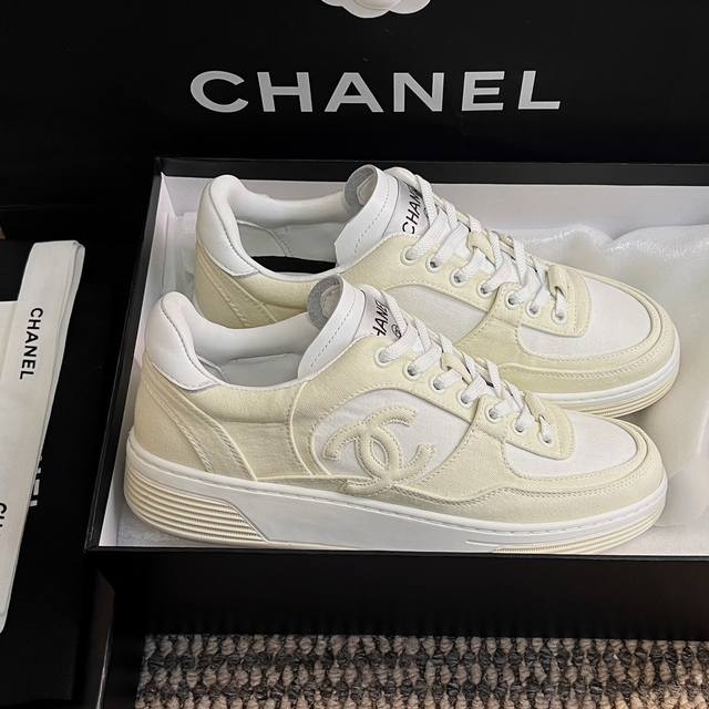 chanel 24早春款 工厂价 运动鞋各大平台热卖单品~也是网红达人穿搭首选小香整个系列已全面升级 鞋面增加更多时尚元素 鞋面用料拼接鞋面 原版双色phylo