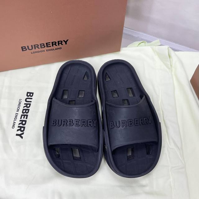 莞产 Burberry 巴宝莉拖鞋 纯原 夏季新款经典格纹拖鞋vintage 复古格纹拖鞋， 流线型鞋垫缔造舒适穿着体验 鞋面：Pvc 100%热塑性聚氨酯 鞋