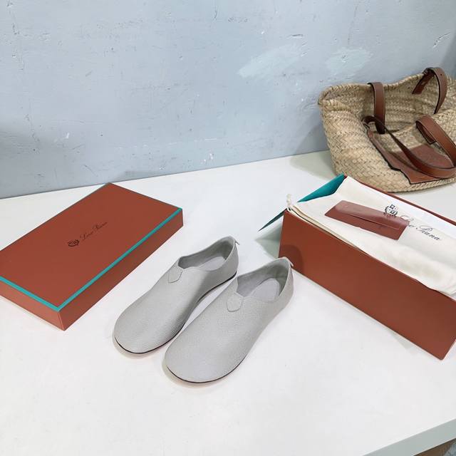 高品质出厂 ！顶级品质loro Piana25春夏新款圆头平底乐福鞋休闲鞋诺悠翩雅lp奢华品牌 简约高级 低调奢华 随性好穿，舒适度满分设计简约而不失优雅，鞋面