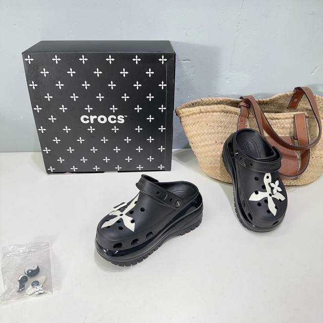 高品质出厂 ！小众潮牌渠道原单！这就是正品！Smfk联名crocs 2024春夏最新王炸爆款厚底洞洞鞋包头胶鞋凉鞋！ 厚底十字花洞洞鞋 百搭的极简风国潮，新作继