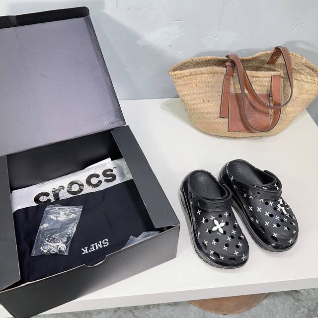 高品质出厂 ！小众潮牌渠道原单！这就是正品！Smfk联名crocs 2024春夏最新王炸爆款厚底洞洞鞋包头胶鞋凉鞋！ 厚底十字花洞洞鞋 百搭的极简风国潮，新作继