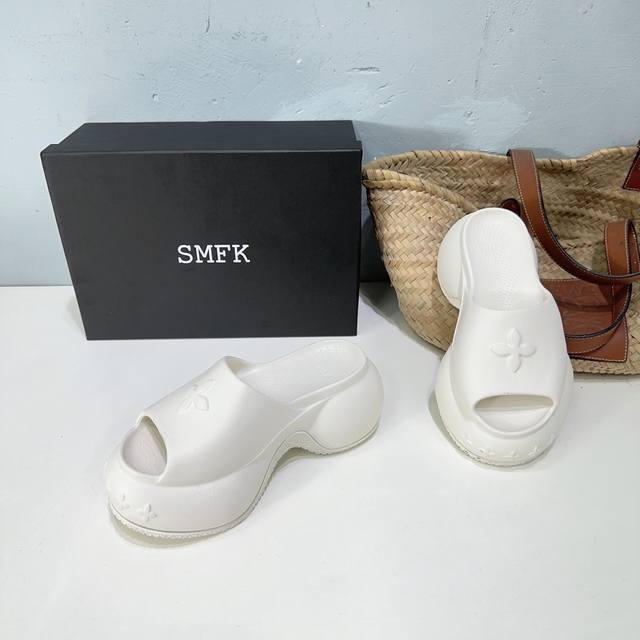 高品质出厂 ！小众潮牌smfk24春夏松糕厚底橡胶拖鞋！矮个子宝宝的福音直接拉长身材比例 鞋身柔软舒适，鞋底耐磨防滑-而且每个颜色都非常百搭～ 鞋面原版eva一