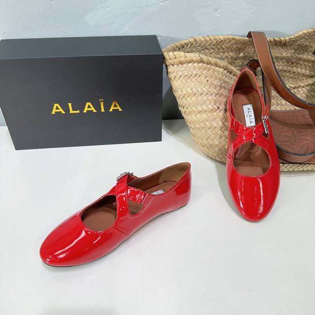 高品质出厂 ！Alaia24春夏钻面圆头平底单鞋！最新春夏时装秀新款系列平底芭蕾舞鞋！法国高端一线高定品牌！时尚界最后的手艺人 只忠于展现女性身体曲线的裁剪之创