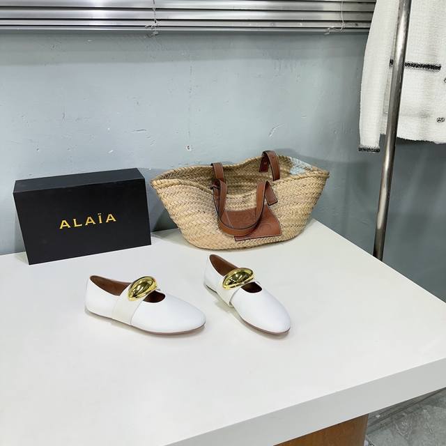 高品质出厂 ！小众潮牌alaia24春夏五金扣饰圆头平底奶奶鞋乐福鞋单鞋！最新春夏时装秀新款系列平底芭蕾舞鞋！法国高端一线高定品牌！时尚界最后的手艺人 只忠于展