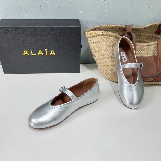 高品质出厂 ！Alaia24春夏钻面圆头平底单鞋！最新春夏时装秀新款系列平底芭蕾舞鞋！法国高端一线高定品牌！时尚界最后的手艺人 只忠于展现女性身体曲线的裁剪之创