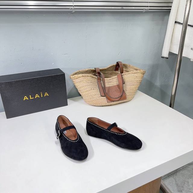 高品质出厂 ！Alaia24春夏钻面圆头平底单鞋！最新春夏时装秀新款系列平底芭蕾舞鞋！法国高端一线高定品牌！时尚界最后的手艺人 只忠于展现女性身体曲线的裁剪之创