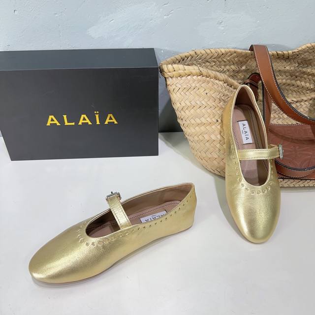 高品质出厂 ！新色！Alaia24春夏钻面圆头平底单鞋！最新春夏时装秀新款系列平底芭蕾舞鞋！法国高端一线高定品牌！时尚界最后的手艺人 只忠于展现女性身体曲线的裁