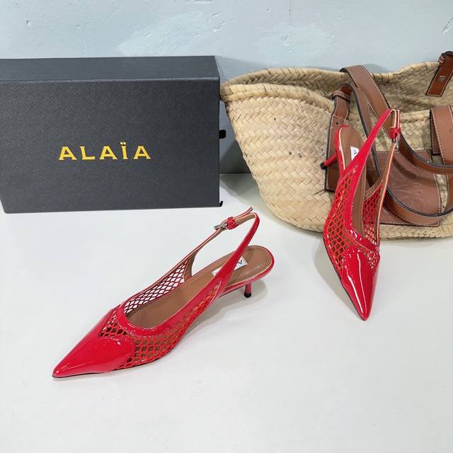 高品质出厂 ！小众潮牌独最新爆品小红书火推 Alaia24春夏新款爱心网面尖头细跟后空凉拖系列推出 无数的名设计师都把他看作“Designerofdesigne