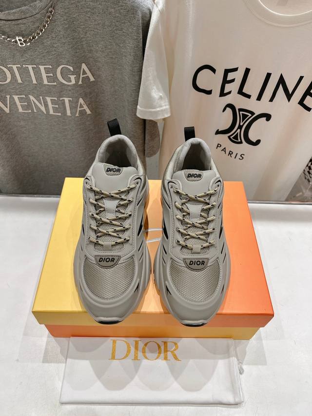 顶级出厂 Dior* 迪奥d家b44系列全新厚底休闲运动鞋 市场顶级版本～ 原版购入开发 做货 这款 Walk'N'Dior*厚底休闲鞋是一款时尚单品，提升该系