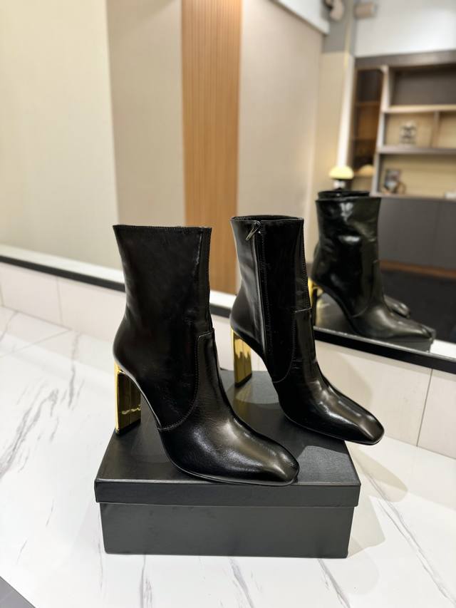 出厂价： Saint Laurent 圣罗兰 秋冬爆款短靴，最新款侧拉链简约时尚短靴 简单大气 上脚显瘦100% 面料：进口牛油皮 内里：水晶羊皮里 大底：A级