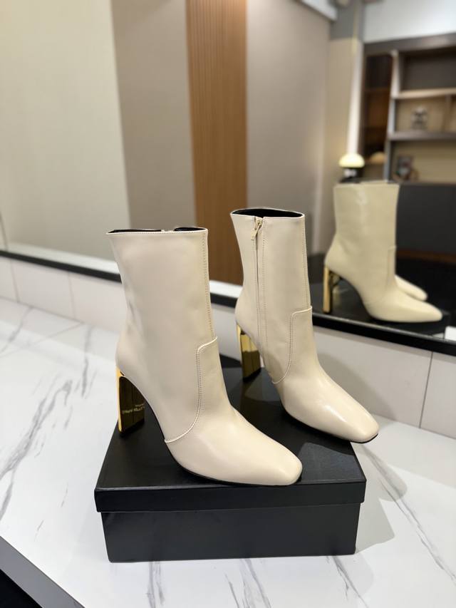 出厂价： Saint Laurent 圣罗兰 秋冬爆款短靴，最新款侧拉链简约时尚短靴 简单大气 上脚显瘦100% 面料：进口牛油皮 内里：水晶羊皮里 大底：A级