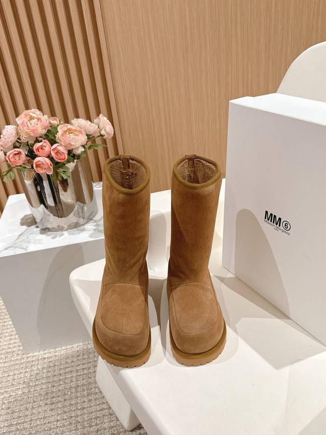 maisonmargiela Mm6雪地靴出厂价， 原版购入 太时髦啦 时尚与保暖兼备就是说他吧 笨笨的感觉很可爱 非常显瘦！又保暖又显瘦！北方的宝宝一靴过冬就